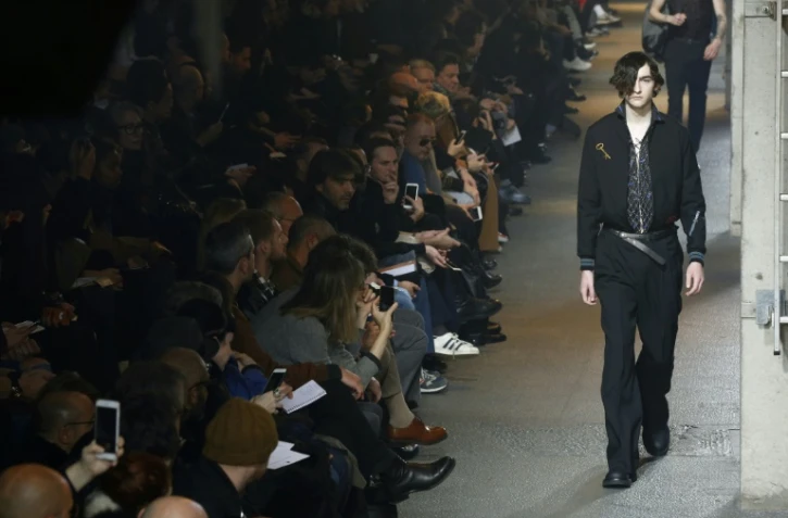 Un modèle de la maison Lanvin présenté lors de la Fashion-week masculine automne-hiver 2016-2017, à Paris le 24 janvier 2016