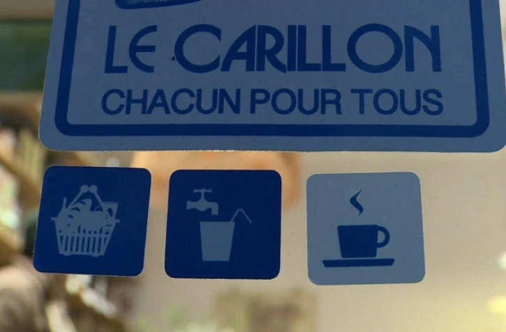 L'autocollant du réseau Le Carillon s'est répandu depuis quelques mois sur les vitrines de cafés, restaurants, pharmacies, poissonneries parisiennes