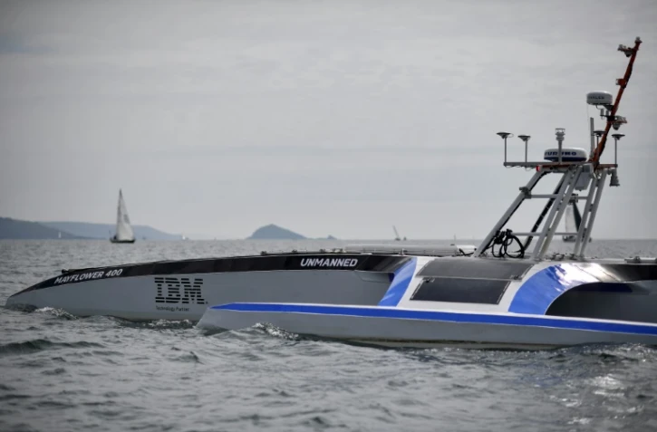 Le Mayflower 400 bateau totalement autonome vogue au large de Plymouth, le 27 avril  2021