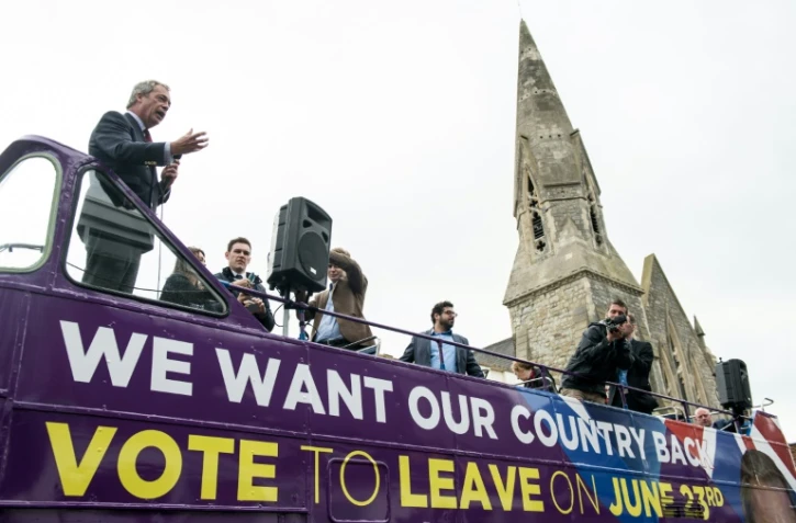 Le leader du parti pour l'indépendance UKIP Nigel Farage (au centre) en visite à Sittingbourne lors de sa campagne pour le Brexit le 13 juin 2016