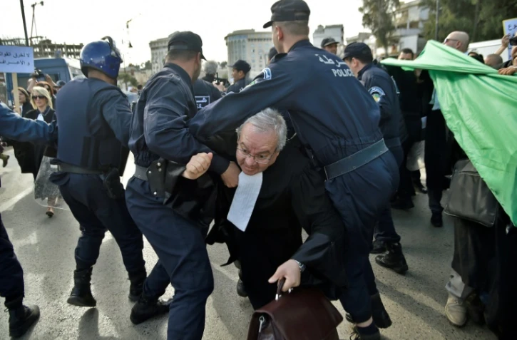 Des policiers dispersent une manifestation d'avocats contre la candidature à un 5e mandat du président Bouteflika, le 7 mars 2019 à Alger