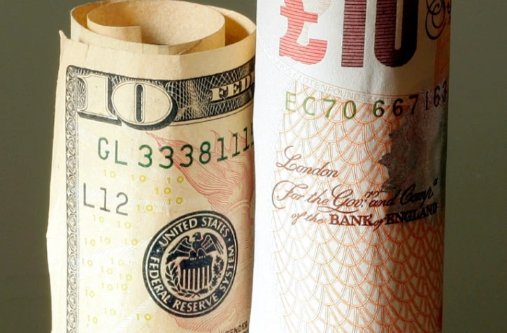 Un billet de dix dollars et un billet de dix livres