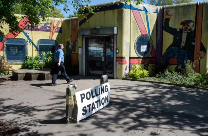 Un homme se dirige vers un bureau de vote lors des élections locales britanniques, le 4 mai 2017 à Manchester