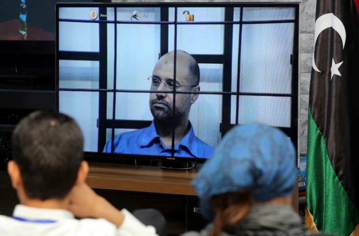 Photo du fils de Mouammar Kadhafi, Seïf al-Islam lors d'une retransmission le montrant interrogé par un juge à Tripoli, le 27 avril 2014