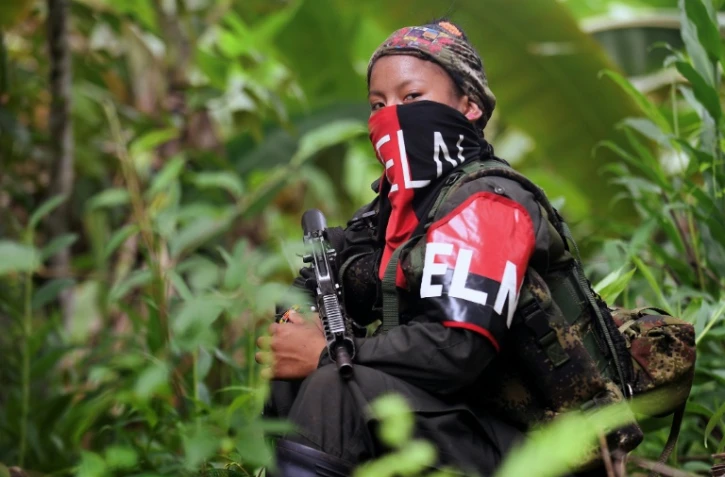 Un membre de l'Armée de libération nationale (ELN) près de la rivière Baudo, dans le département du Choco, en Colombie, le 26 octobre 2023.

