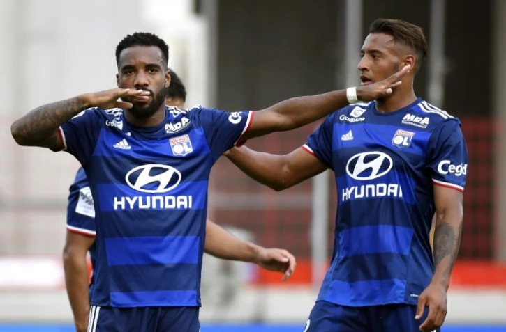 Alexandre Lacazette (g), auteur du second but pour Lyon, et Corentin Tolisso, auteur du 1er, face à Dijon au stade Gaston-Gérard, le 27 août 2016 