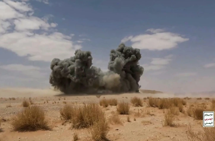 Capture d'écran d'une vidéo non datée réalisée le 9 septembre 2026 par le centre de médias d'Ansarullah montrant, selon les autorités houthis, une attaque contre les forces soutenues par l'Arabie saoudite sur les lignes de front de la province de Jawf, au Yemen