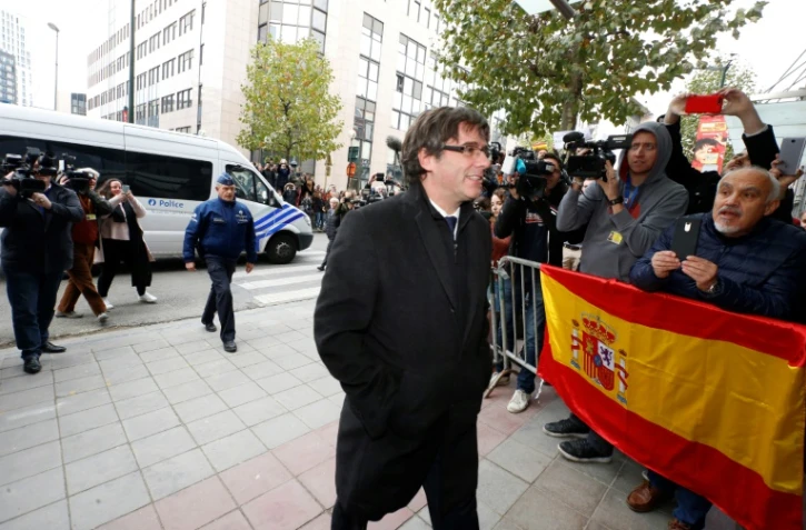 Le président catalan destitué par Madrid, Carles Puigdemont, se rendant à une conférence de presse à Bruxelles, le 31 octobre 2017