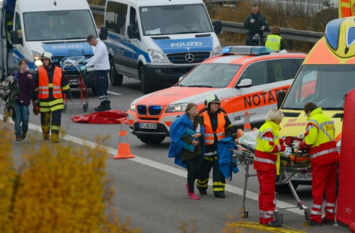 Des équipes de secours lors d'un accident sur une autoroute en Allemagne, le 30 octobre 2015
