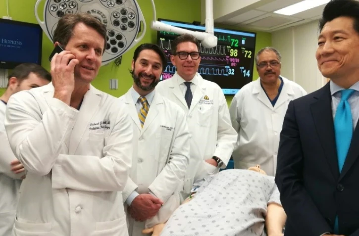 Photo non datée fournie le 23 avril 2018 par l'université Johns Hopkins montre les médecins (g-d) Richard Redett, Trinity Bivalacqua, Brandacher Gerald, Arthur Bud Burnett et le Professeur W.P. Andrew Lee entourant un mannequin