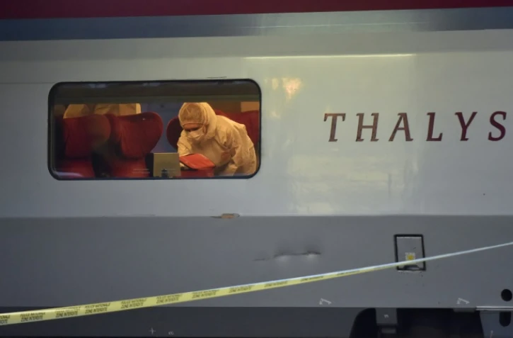 La police scientifique française relève des indices à bord du train Thalys à Arras, dans le nord de la France, après une tentative d'attentat le 22 août 2015