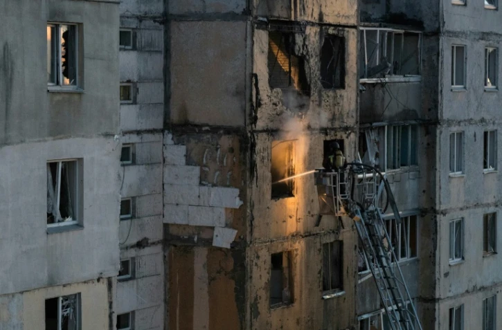 Des secouristes ukrainiens interviennent sur un immeuble résidentiel endommagé à la suite d'une frappe russe à Kiev, le 3 septembre 2026