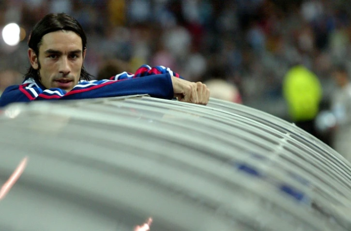 Le milieu de terrain offensif Robert Pires lors d'un match de qualification pour le Mondial-2006 contre Israël, le 4 septembre 2004 au Stade de France