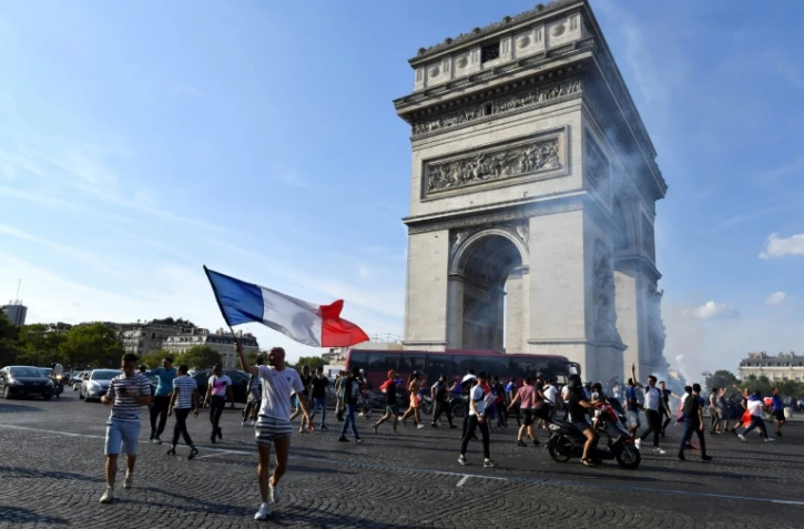 Plusieurs centaines de personnes fêtent aux Champs Elysées la qualification de la France en demi finale du Mondial le 6 juillet 2018