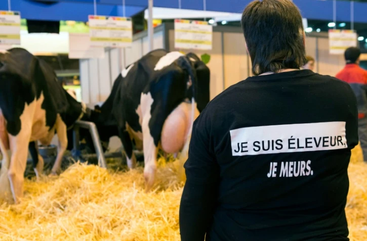 Un éleveur dénonce les difficiles conditions de sa profession, au Salon de l'agriculture le 29 février 2016