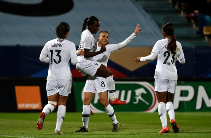 L'attaquante de la France Viviane Asseyi félicitée après avoir ouvert le score lors de la victoire sur l'Uruguay 5-0 à Tours en match amical le 4 mars 2019