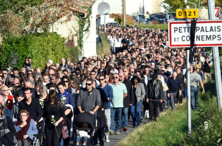 Des milliers de personnes participent à une marche en mémoire des victimes de la collision de Puisseguin, le 25 octobre 2015 à Petit-Palais-et-Cornemps