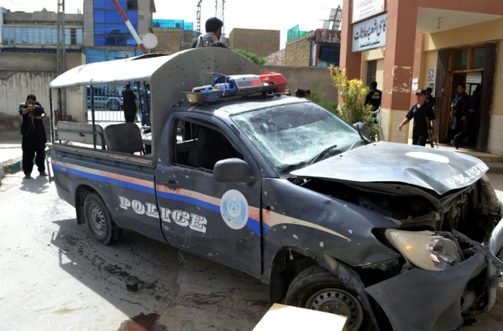 Voiture de police endommagée par une explosion à Quetta (Pakistan), le 11 août 2016