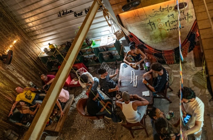 Des jeunes jouent aux dominos dans le bar El Bejuco, Ă La Havane le 26 septembre 2026