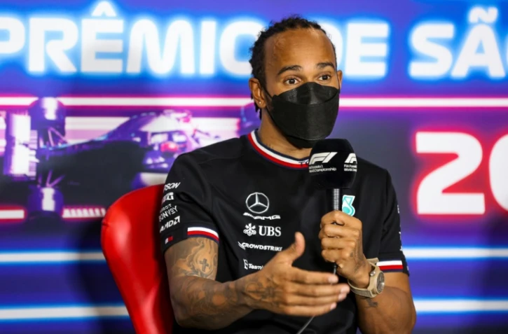 Le pilote Mercedes Lewis Hamilton commente à la presse sa victoire dans le GP du Brésil à Interlagos, le 14 novembre 2021 