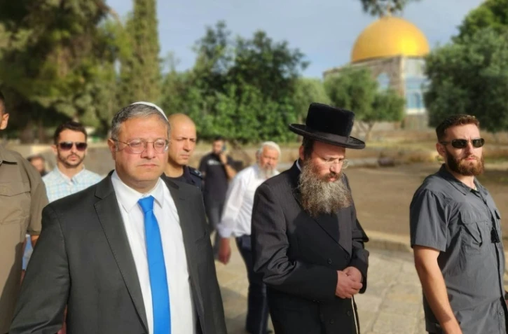 Le ministre israélien de la Sécurité intérieure Itamar Ben Gvir (à gauche) visite l'Esplanade des Moquées, mont du Temple pour les juifs, le 21 mai 2023 à Jérusalem