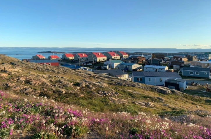 La ville d'Iqaluit, capitale du territoire du Nunavut, le 28 juillet 2022 au Canada
