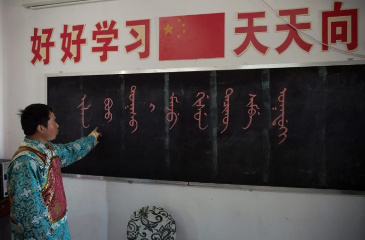 Shi Junguang dans sa salle de classe de l'école Sanjiazi Manchu à Sanjiazi en Chine, le 4 mai 2016