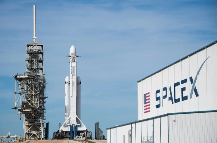 La "Falcon Heavy" sur son pas de tir à Cap Canaveral en Floride 5 février 2018