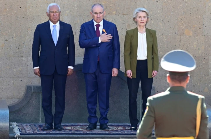 De g. à d.: le Premier ministre arménien Nikol Pachinian, la présidente de la Commission européenne Ursula von der Leyen et le président du Conseil européen Antonio Costa assistent au sommet Arménie-Union européenne à Erevan, le 5 mai 2026