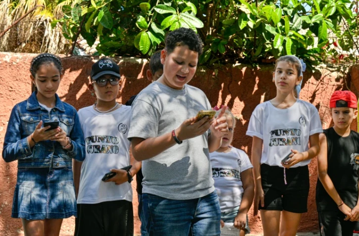 Des enfants et adolescents participent à un atelier de "repentismo", dans une école dédiée à cette tradition orale de joute poétique, dans la ville de Güines, à Cuba, le 8 mars 2025