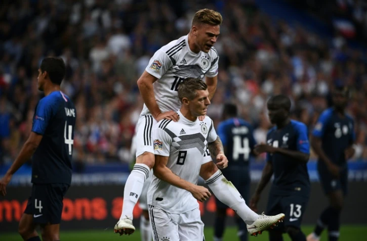 Toni Kroos (N.8) congratulé par Joshua Kimmich après avoir ouvert le score pour l'Allemagne face aux Bleus au Stade de France, le 16 octobre 2018
