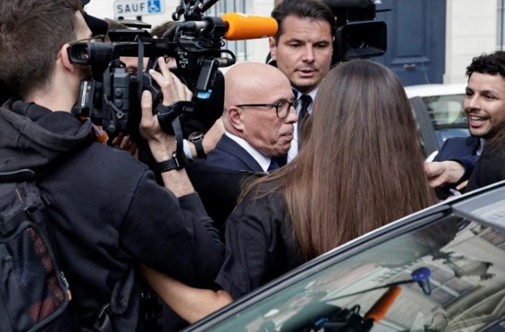 Le président des Républicains (LR), Eric Ciotti s'adresse aux médias alors qu'il quitte le siège du parti, le 13 juin 2024 à Paris