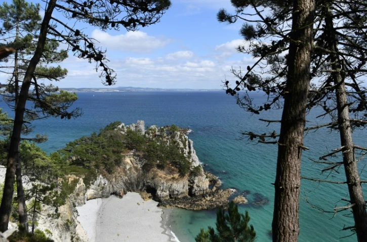 La plage de l'Île Vierge sur la presqu'île de Crozon dans le Finistère, le 29 juillet 2021