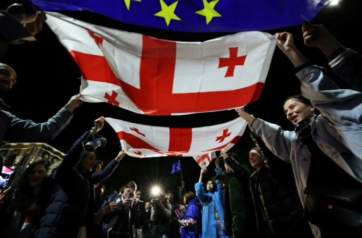 Manifestation contre le projet de loi controversé sur "l'influence étrangère" près du parlement à Tbilissi, le 13 mai 2024 en Géorgie