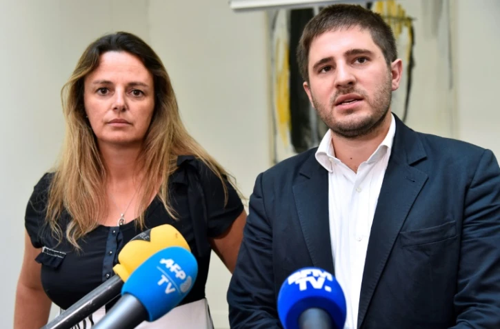 L'avocat Charles Jospeh-Oudin (D) s'exprime aux côtés de Marine Martin, présidente de l'association d'aide aux parents d'enfants souffrant du syndrome de l'anticonvulsivant (Apesac) le 24 août 2016 à Paris