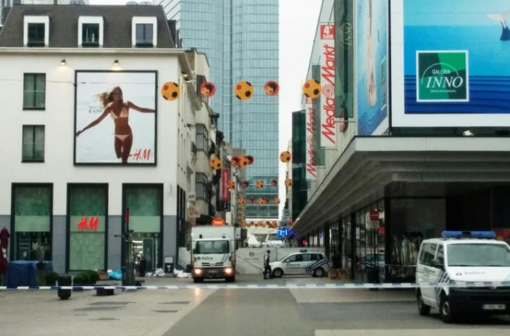 Des voitures de police bloquent l'accès à un centre commercial de Bruxelles visé par une alerte à la bombe le 21 juin 2016