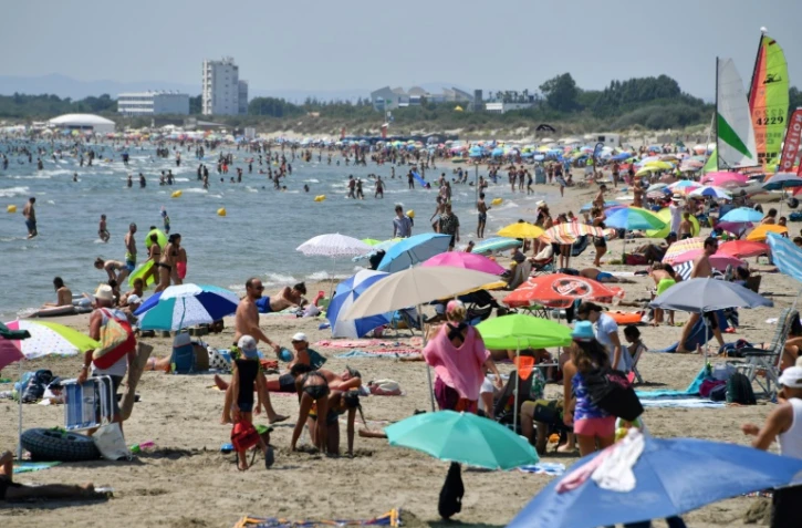 Des vacanciers sur la plage de la Grande-Motte, le 1er août 2018 pendant un épisode de canicule