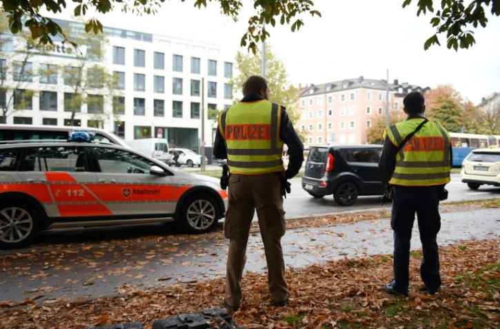 Des policiers près du site où un homme a blessé huit personnes à coups de couteau, le 21 octobre 2017 à Munich en Allemagne
