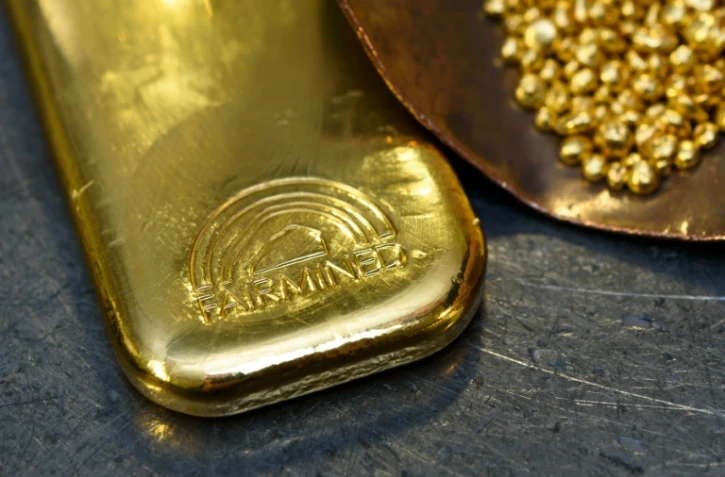 Un lingot et des pépites d'or éthiques dans un atelier Chopard à Meyrin, près de Genève, le 11 novembre 2015