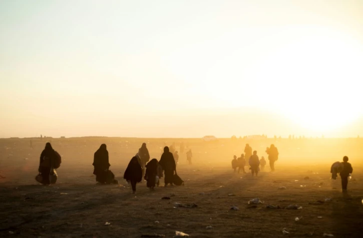 Des milliers d'hommes, femmes et enfants fuient le dernier bastion du groupe Etat islamique (EI) à Baghouz, dans l'est de la Syrie, le 6 mars 2019 