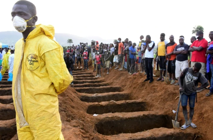Sépultures vides en attente des cercueils des victimes des inondations, le 17 août 2017 au cimetière de Waterloo près de Freetown en Sierra Leone