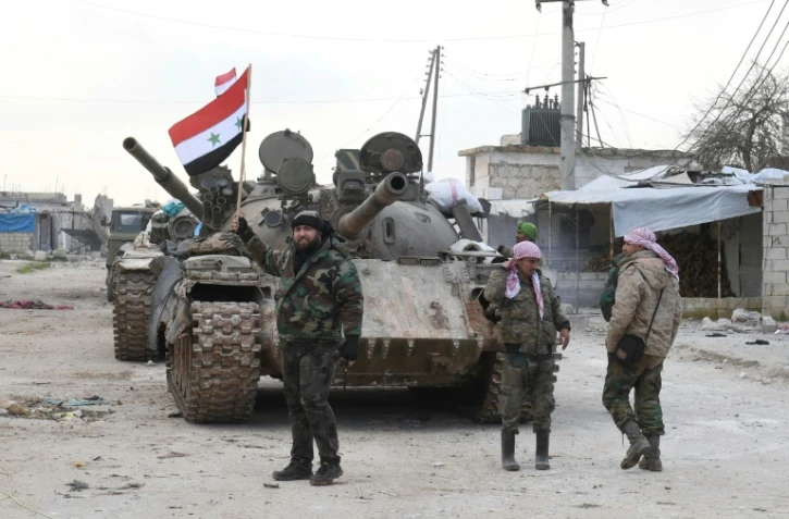 Des membres des forces gouvernementales syriennes sont déployées près de l'autoroute M5  dans le sud de la province d'Alep, le 10 février 2020