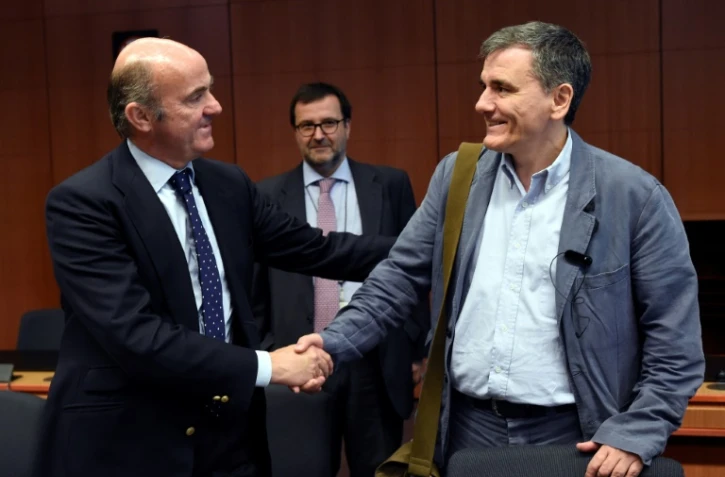 Le ministre grec de l'Economie Euclid Tsakalotos (d) et son homologue espagnol Cristobal Montoro Romero, le 24 mai à Bruxelles 
