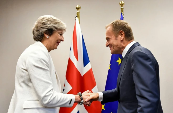 Le présient du Conseil européen Donald Tusk accueille Thérésa May à Bruxelles, le 20 octobre 2017