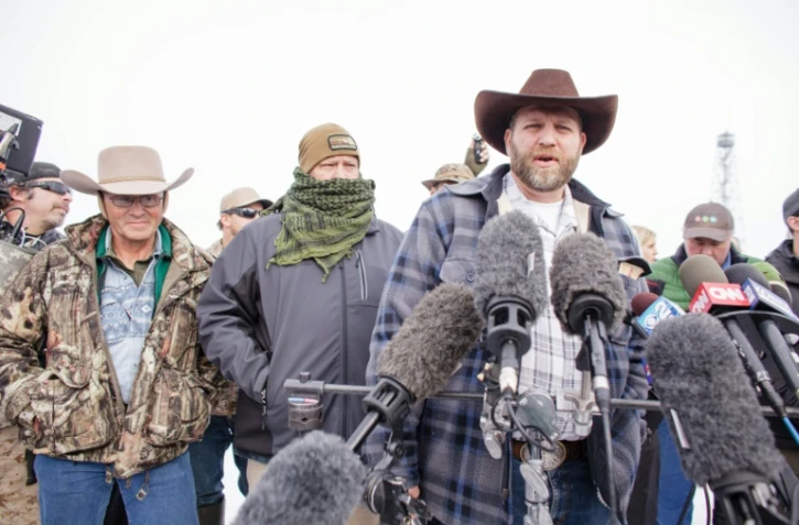 Ammon Bundy, chef d'un groupe de miliciens armés antigouvernementaux, parle aux médias dans le Parc national du Malheur de Burns, dans l'Orégon le 4 janvier 2016