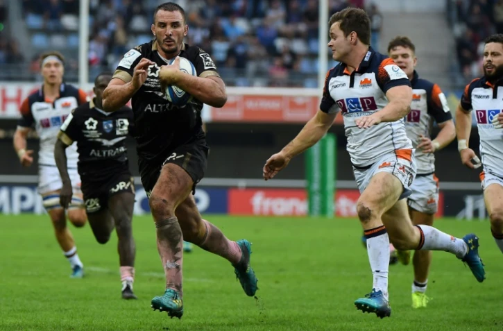 Le joueur de Montpellier Louis Picamoles (g) avec le ballon lors de la victoire à domicile face à Edimbourg 21-15 en Coupe d'Europe le 13 octobre 2018