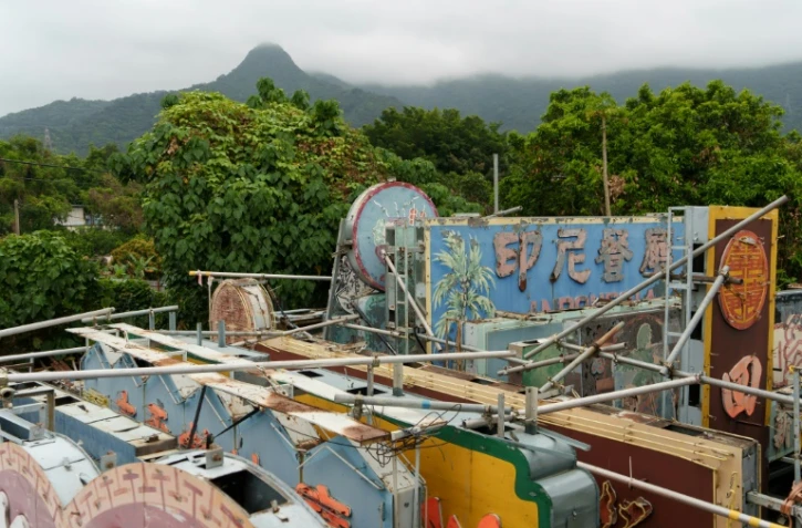 Des enseignes lumineuses dans un site de stockage de l'organiastion Tetra Neon Exchange, le 21 mars 2023 à Hong Kong