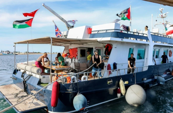 Des militants et défenseurs des droits de l'Homme à bord d'un navire au départ de la Tunisie à Bizerte pour rejoindre la flotille pour Gaza, le 14 septembre 2025