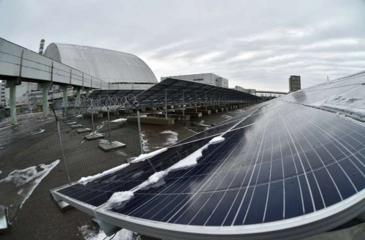 Des panneaux photovoltaiques installés sur la centrale solaire installée à Tchernobyl (Ukraine), le 12 décembre 2017  
