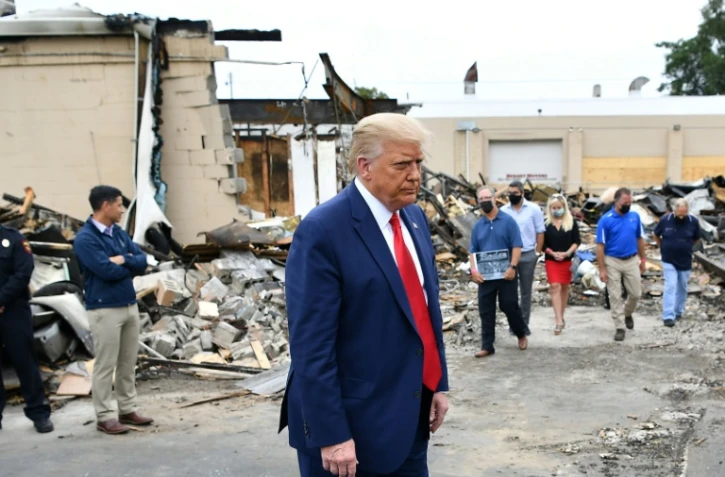 Donald Trump inspecte des bâtiments en ruines après les manifestations à Kenosha le 1er septembre 2020